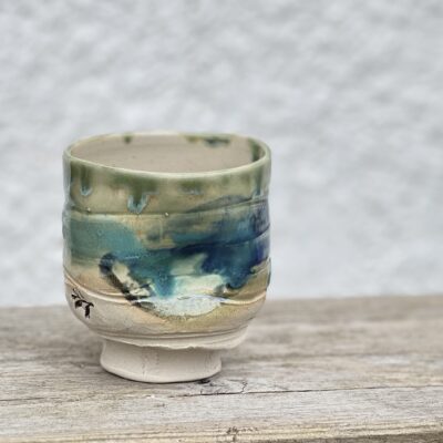 Handdrejad mugg i stengods