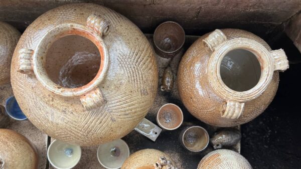 Vedbränd keramik av Maria Ekberg, visas under Konstrundan Österlen 2026