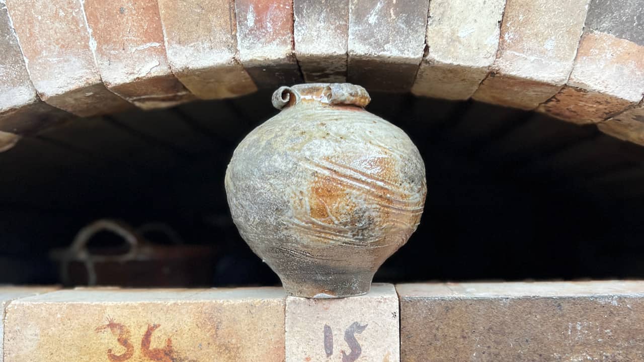 Vedbränd keramik med spår av eld och aska