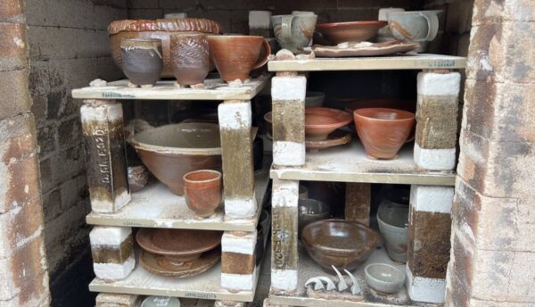 Vedbränd keramik av Maria Ekberg, visas under påskens konstrunda på Österlen 2026