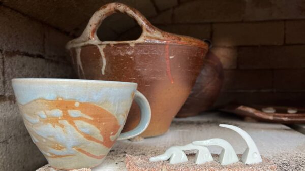 Vedbränd keramik mugg och skål av Maria Ekberg, visas under Konstrundan Österlen 2026
